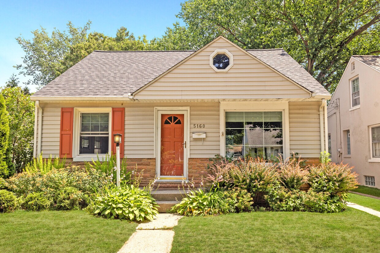 5160 N Bay Ridge Ave, Whitefish Bay, WI 53217 House Rental in