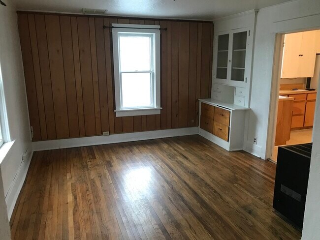 Building Photo - 1514 S 6th St W