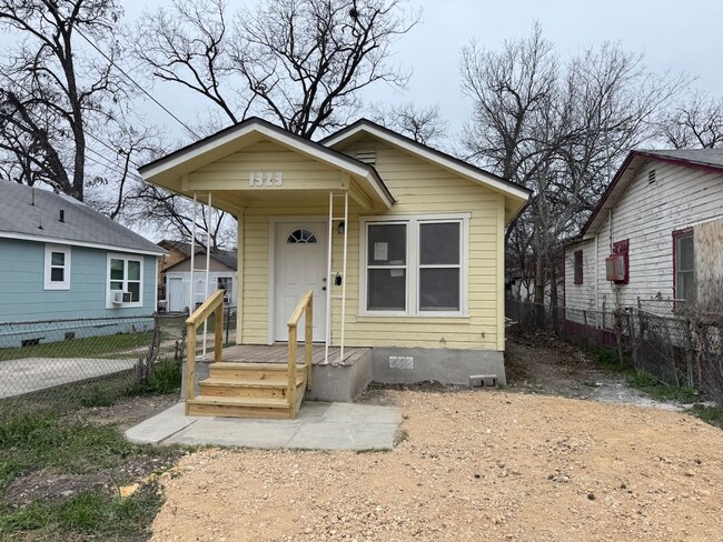 Cute 1/1 Cottage Available for Lease! - Cute 1/1 Cottage Available for Lease! House