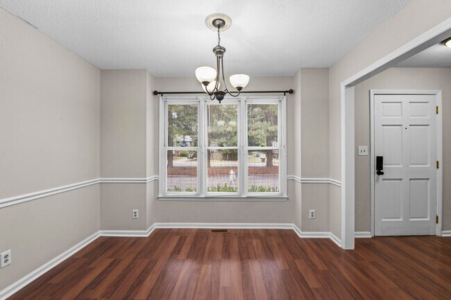 Foto del edificio - 5624 Darrow Dr