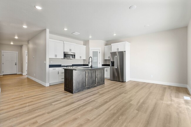 Building Photo - AVAILABLE JANUARY 2025 - 3 BED 2 BATH TWIN...