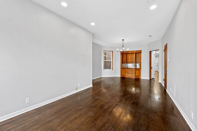 Foto del edificio - 915 W Newport Ave