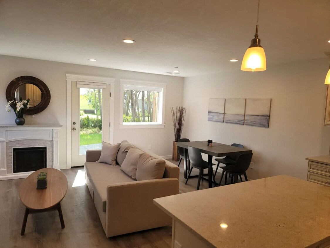 Foto principal - 2 Bedroom 2.5 Bath Townhouse located withi...