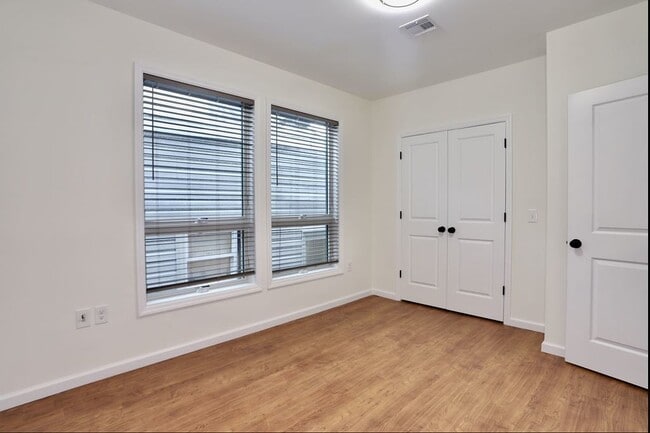 Building Photo - 143 Zabriskie St