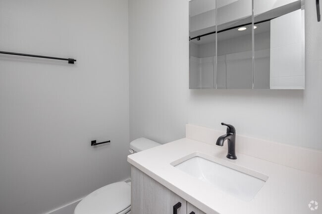 2BR, 2BA - 875SF - Bathroom - The Flats Off Madison