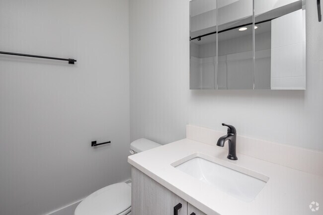 2BR, 2BA - 875SF - Bathroom - The Flats Off Madison