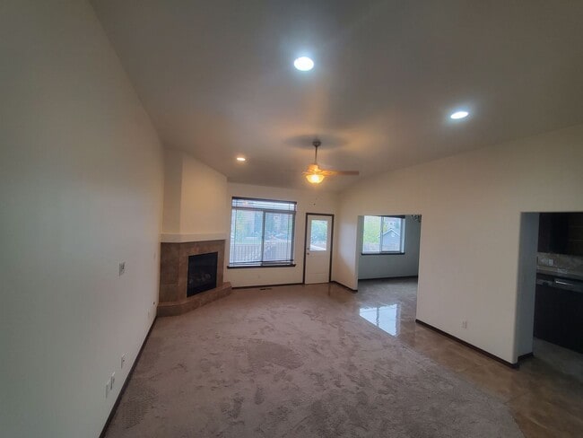 Foto del edificio - MLS#286994 New carpet and fresh paint insi...