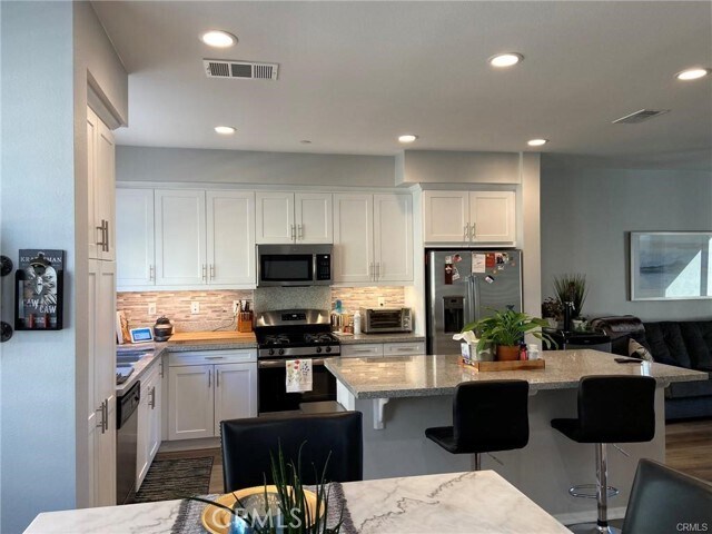 Building Photo - 646 Savi Dr