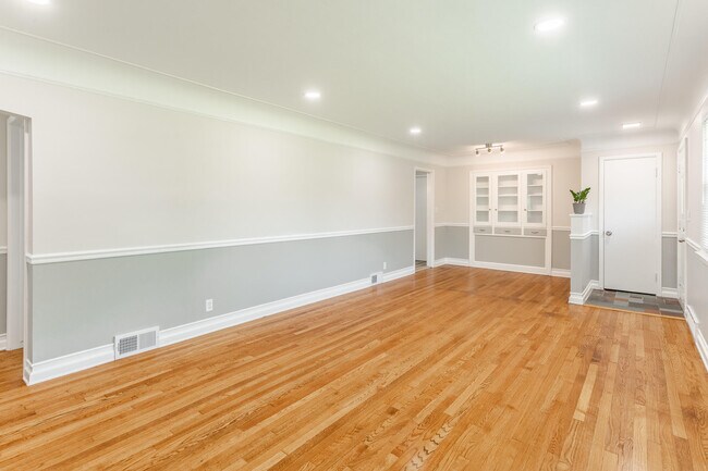 Building Photo - 2300 Devonshire Rd