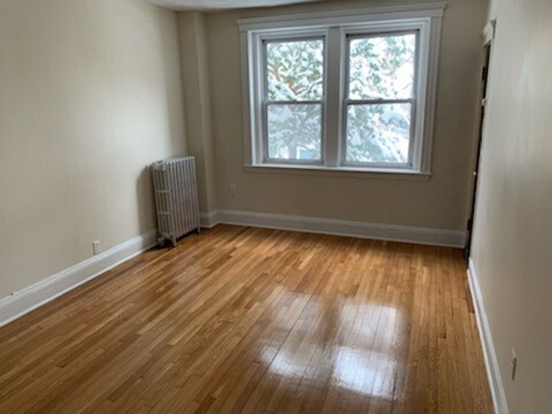 Primary Photo - Avl NOW - NO FEE! Split-style 3BR apartmen...