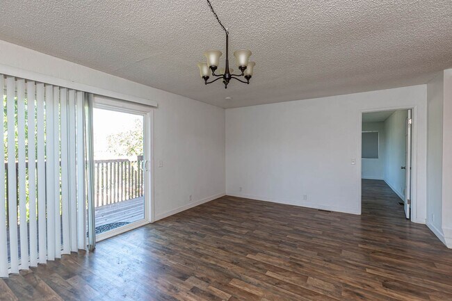 Building Photo - Portola Ave 1026 (Tiffany &amp; Brittany)