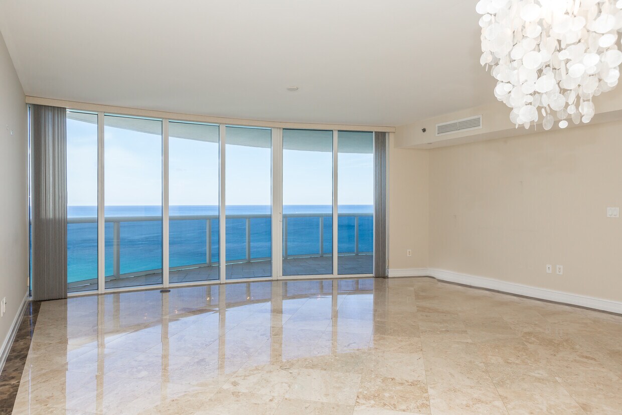 Foto principal - 17201 Collins Ave