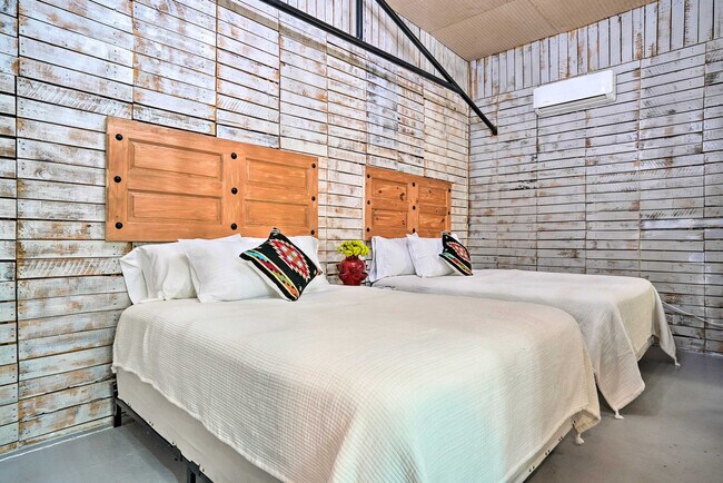 Foto del edificio - 3704 San Bernardo Ave