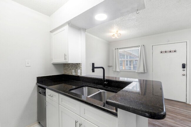Foto del edificio - 2401 Manor Rd
