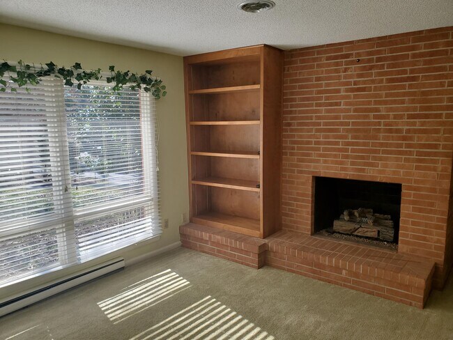 Building Photo - 601 Pineburr Rd