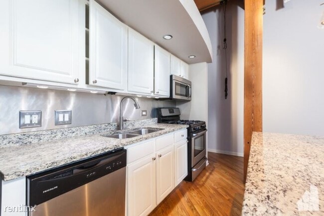 Building Photo - 2212 W Diversey Ave