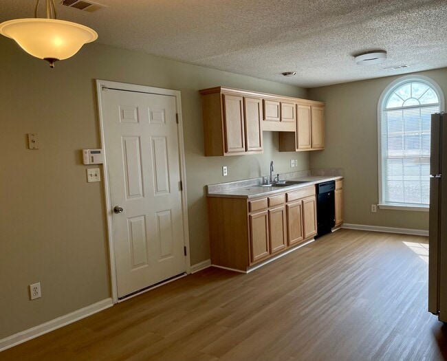 Building Photo - Remodeled  3 Bed/2 Bath Home in a Quiet bu...