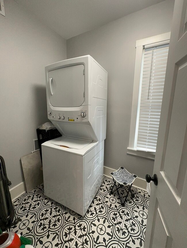 Building Photo - 3062 S Lyman St