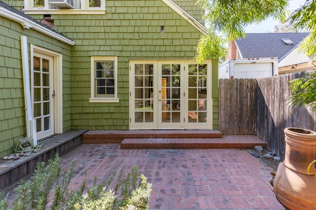 Building Photo - Gorgeous - Santa Ana House for Lease - Flo...