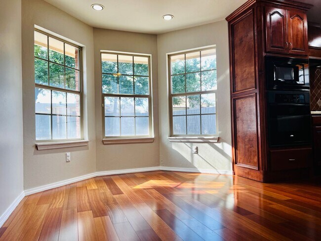 Foto del edificio - Gorgeous 3BD 2BA with Bonus Office Space in Del City!!