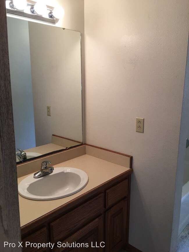 Building Photo - 404 E Adams St