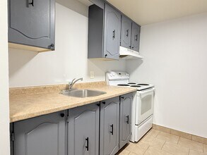 Building Photo - 4 Dufferin St