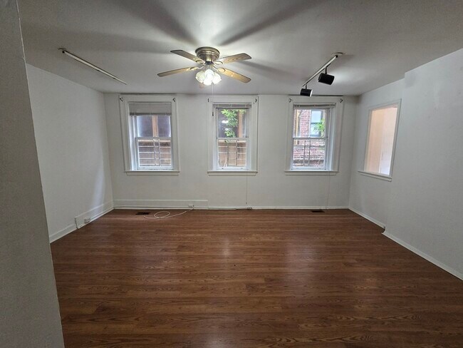 Foto del edificio - 1103 W Franklin St