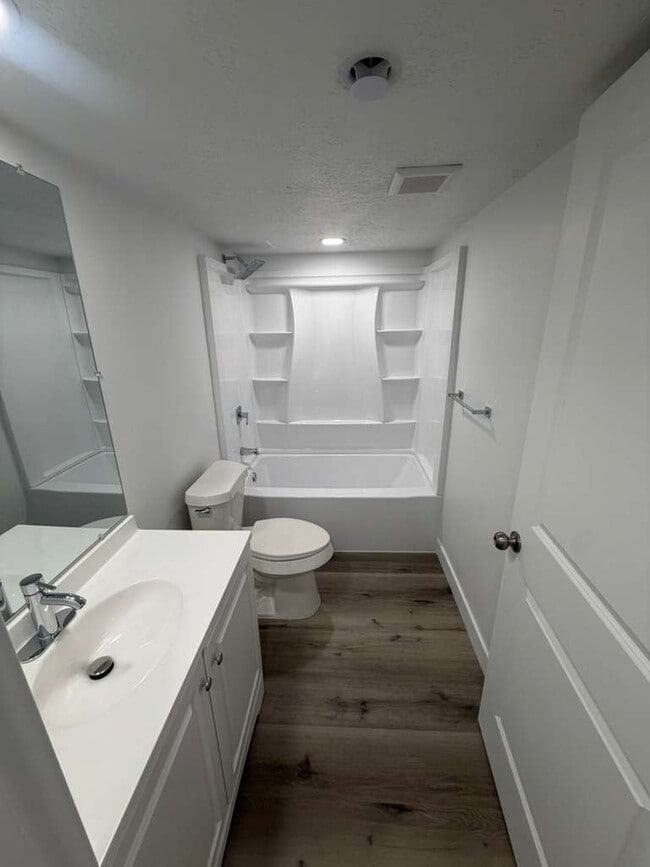 Building Photo - 63 E Ferndell St