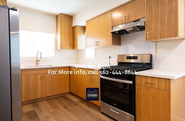 Building Photo - Townhome - 3 Bedrooms-2.0 Baths - Cudahy