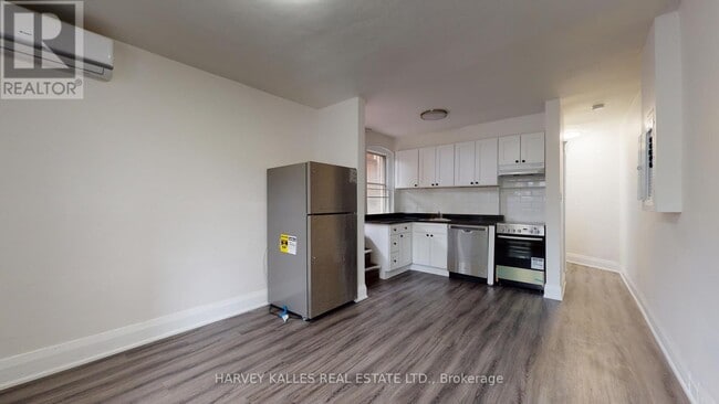 Building Photo - 1065 Bathurst St