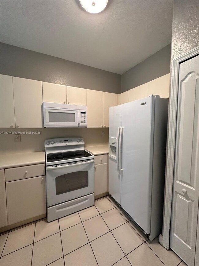 Building Photo - 1692 SE 29th Ct