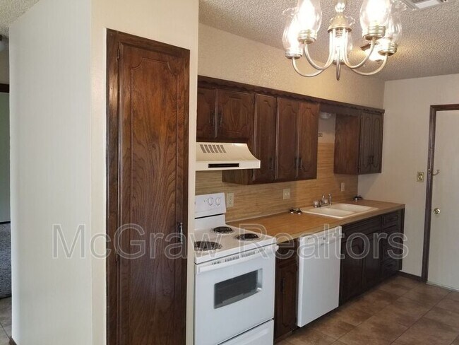 Building Photo - 2609 Oakhurst Dr