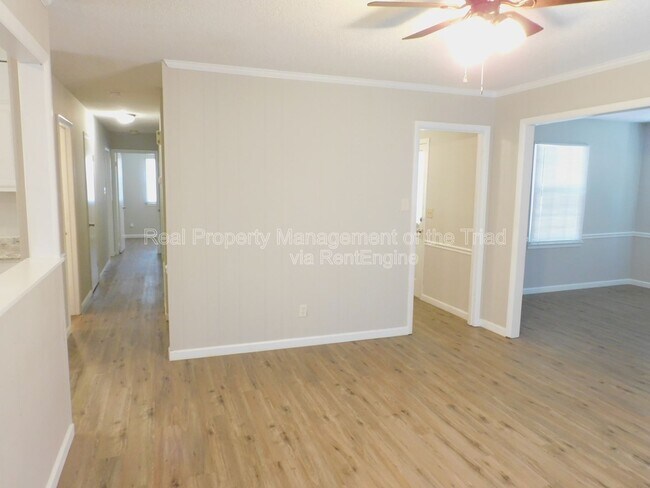 Building Photo - 4921 Chaucer Dr
