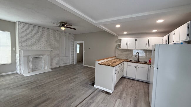 Building Photo - 235 E Main St