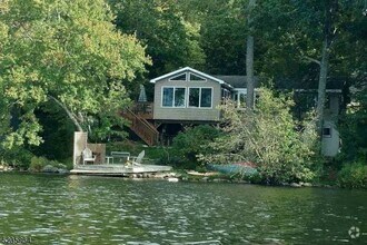 Building Photo - 18 E Shore Trail
