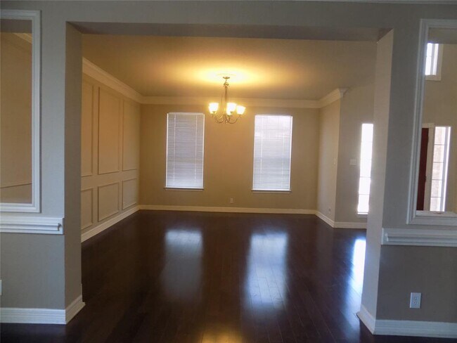 Building Photo - 30202-300ak Oak Tree Dr