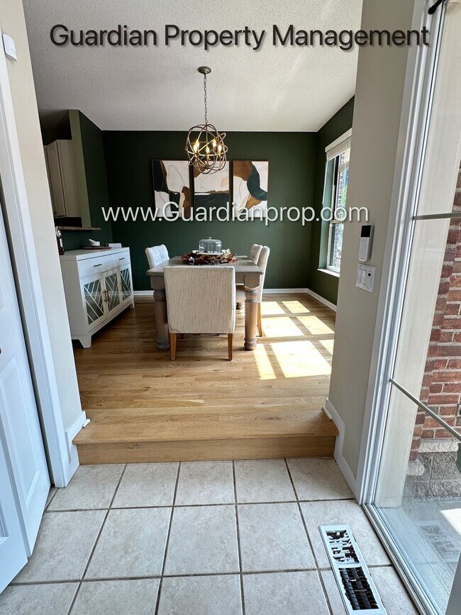 Building Photo - Northeast Minneapolis Town Home, Patio/Dec...
