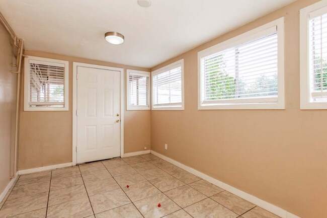 Foto del edificio - 1043 E Indianola Ave