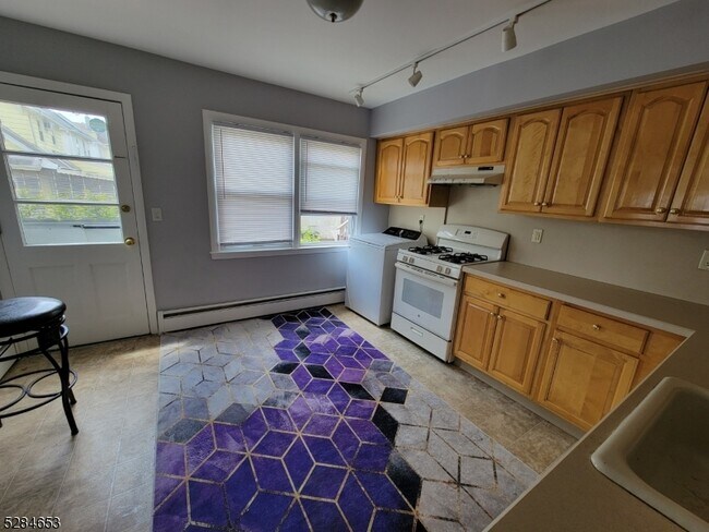 Building Photo - 555 Clifton Ave