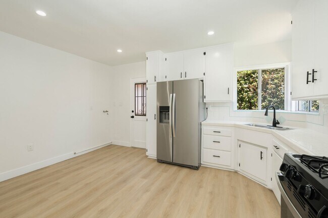 Foto del interior - 15301 Eastwood Ave - Standalone Home with Private Patio!