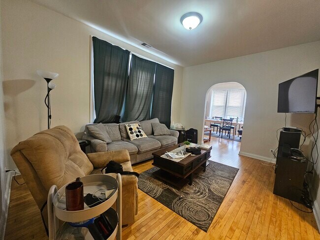 Foto del edificio - 3819 W Fullerton Ave