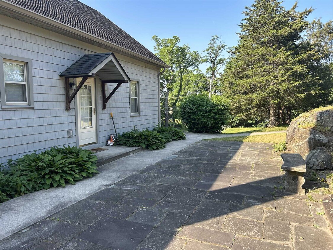 14 Old Glenham Rd, Fishkill, NY 12524 Room for Rent in Fishkill, NY