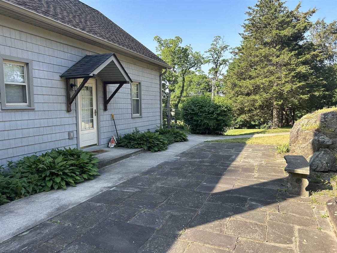 14 Old Glenham Rd, Fishkill, NY 12524 Room for Rent in Fishkill, NY