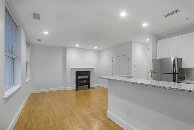 Building Photo - 140 Boylston St