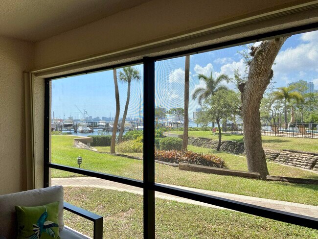 Foto del edificio - 1618-1612 12 Oaks Way