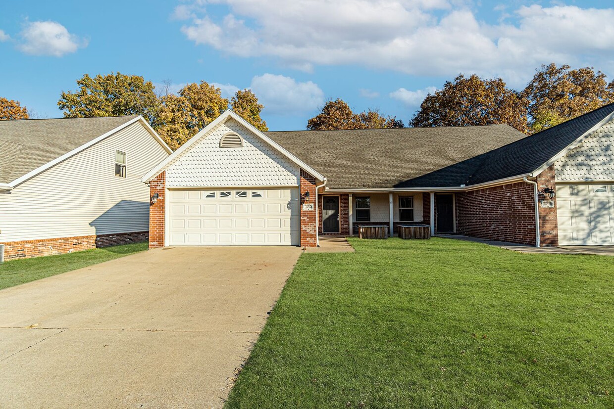 Primary Photo - Great Size Duplex in Gravette!