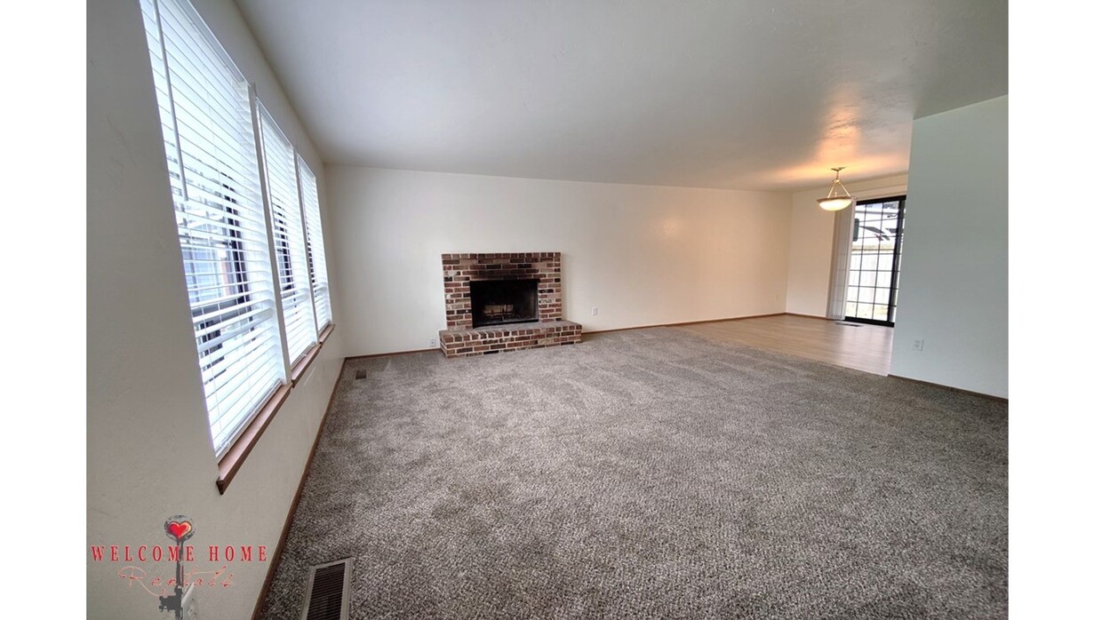 Foto principal - Great 3 bedroom rambler, Newer carpet, Lar...