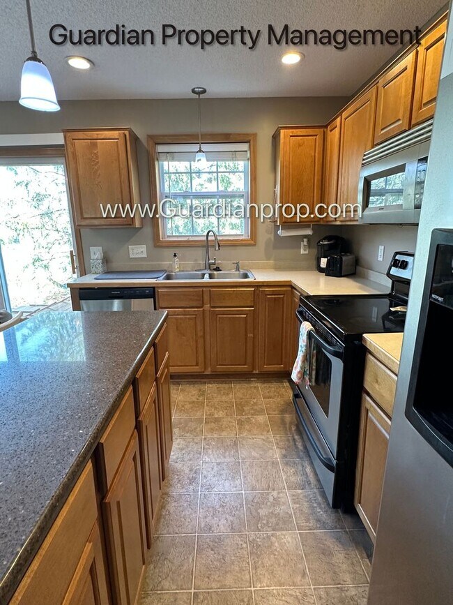 Foto del edificio - Lakeville End Unit Town Home, 2 Car Garage, 2.5 Baths, Walk out Patio, Available July