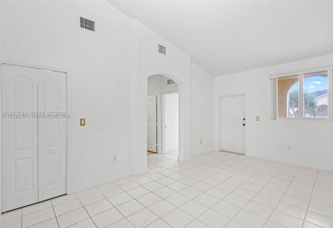 Building Photo - 1658 SE 28th Ct