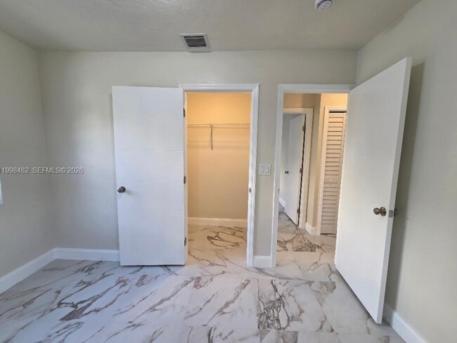 Foto del edificio - 295 NW 48th St